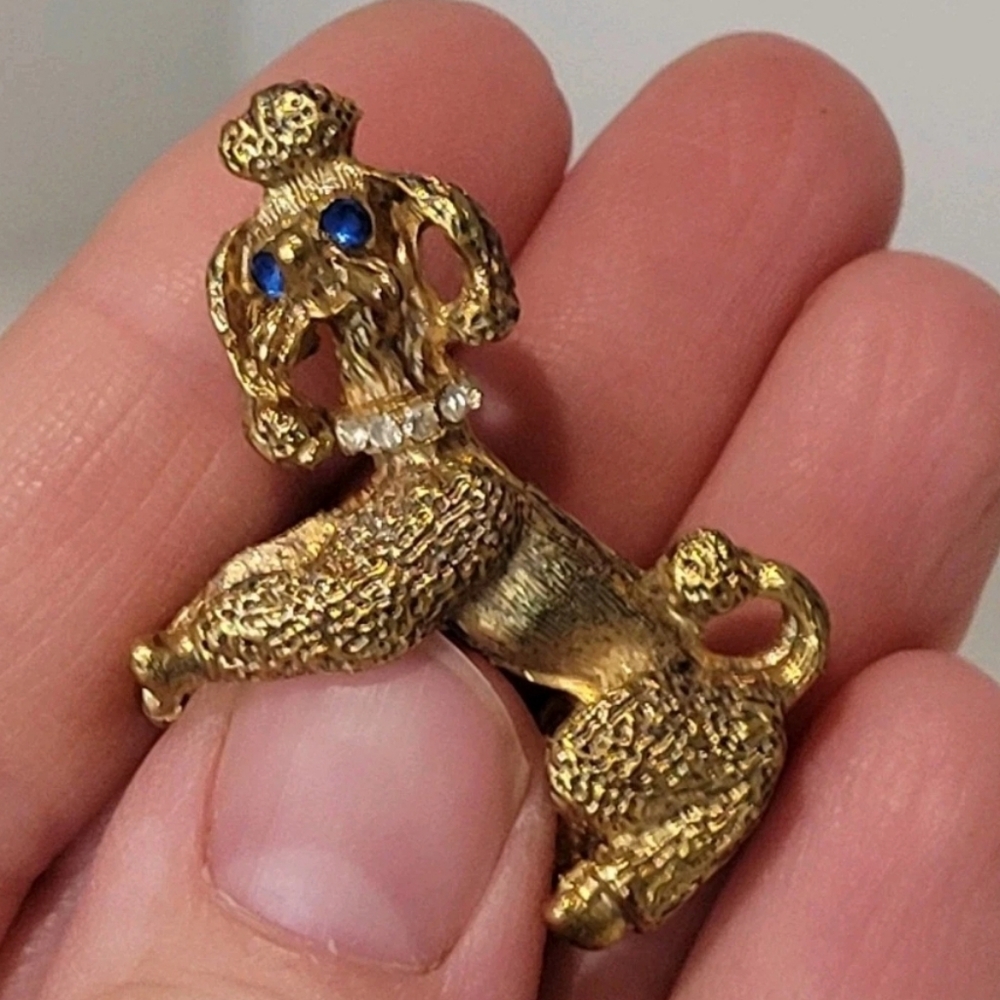 Vintage Gold Tone Standard Poodle Pin Blue Eyes Rhinestone Brooch Dog‎